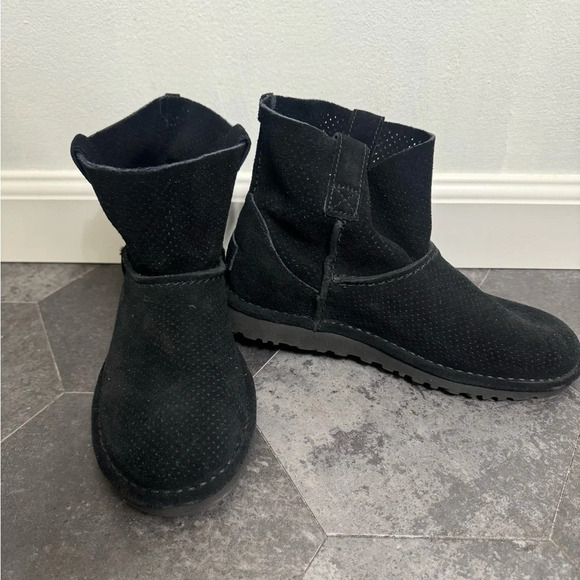 UGG Women’s classic unlined mini perf boot - Picture 1 of 10